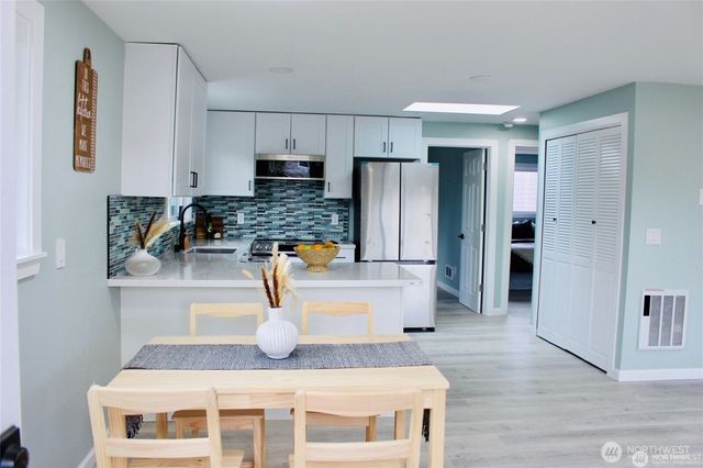 9040 17th Avenue SW, Seattle, WA 98106