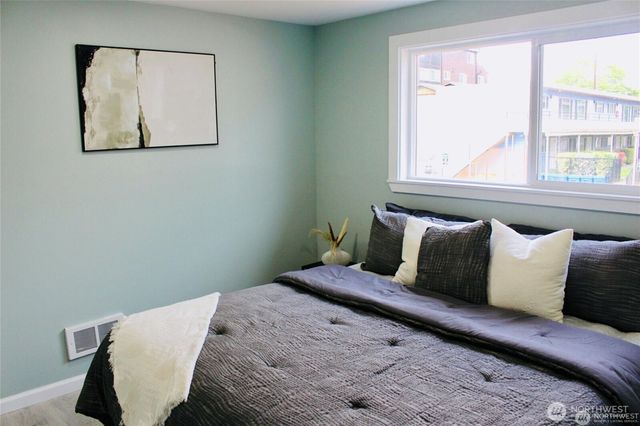 9040 17th Avenue SW, Seattle, WA 98106