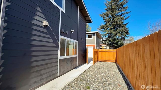 9040 17th Avenue SW, Seattle, WA 98106