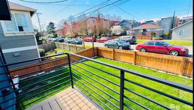 9040 17th Avenue SW, Seattle, WA 98106