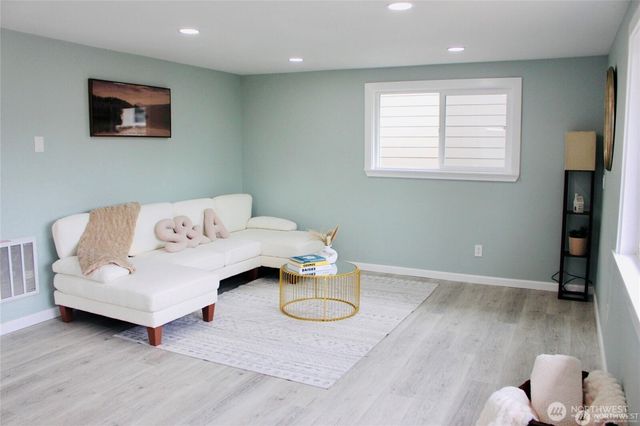 9040 17th Avenue SW, Seattle, WA 98106