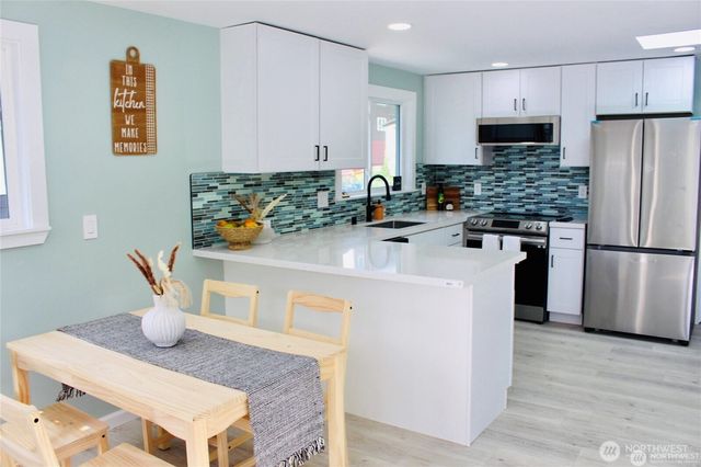 9040 17th Avenue SW, Seattle, WA 98106