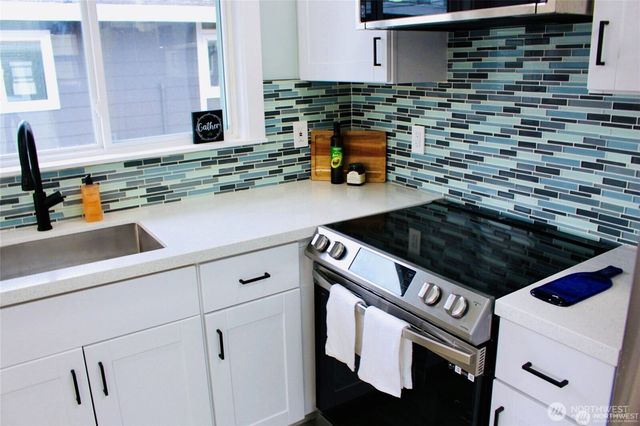 9040 17th Avenue SW, Seattle, WA 98106