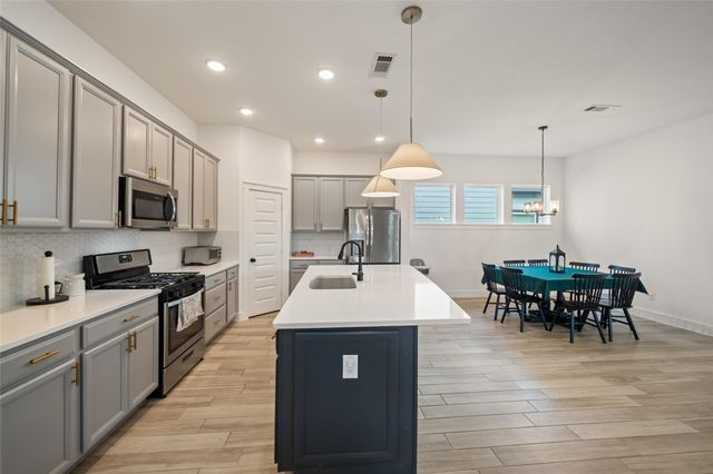 202 Thistle Drive, Montgomery, TX 77316