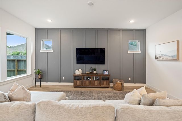 202 Thistle Drive, Montgomery, TX 77316