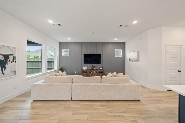 202 Thistle Drive, Montgomery, TX 77316