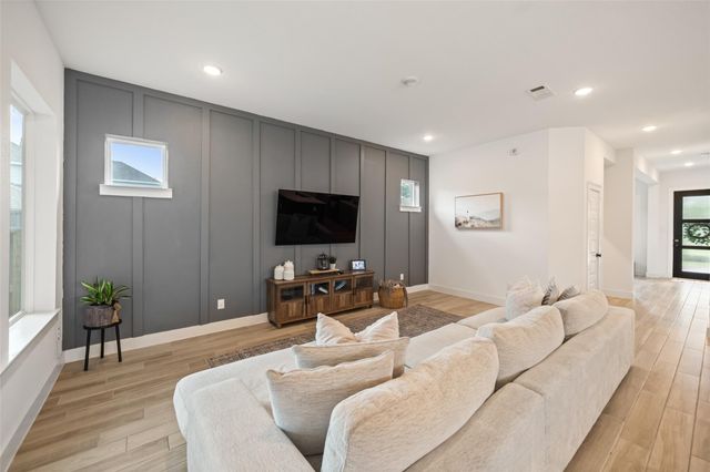 202 Thistle Drive, Montgomery, TX 77316