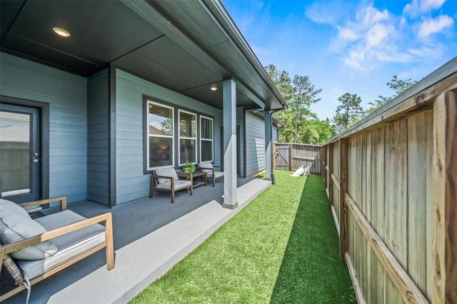 202 Thistle Drive, Montgomery, TX 77316