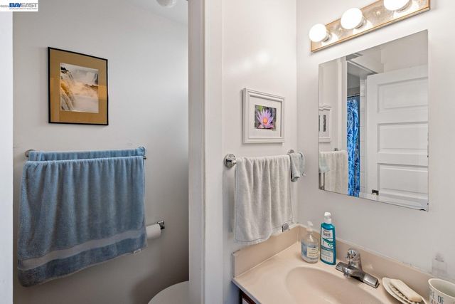 1527 8th St, Alameda, CA 94501