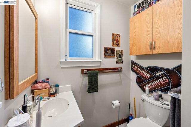 1527 8th St, Alameda, CA 94501