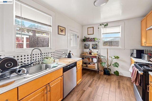 1527 8th St, Alameda, CA 94501