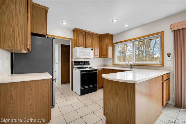 14418 Gary Lane, Livonia, MI 48154