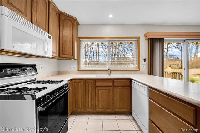 14418 Gary Lane, Livonia, MI 48154