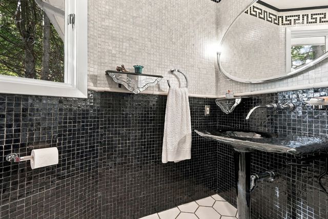 31 Hancock Hill Dr, Worcester, MA 01609