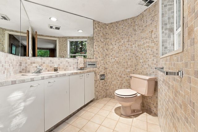 31 Hancock Hill Dr, Worcester, MA 01609