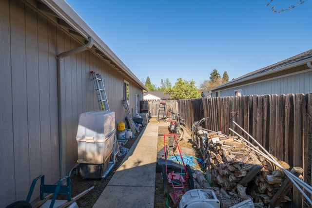 1711 Blue Moon Lane, Grants Pass, OR 97527