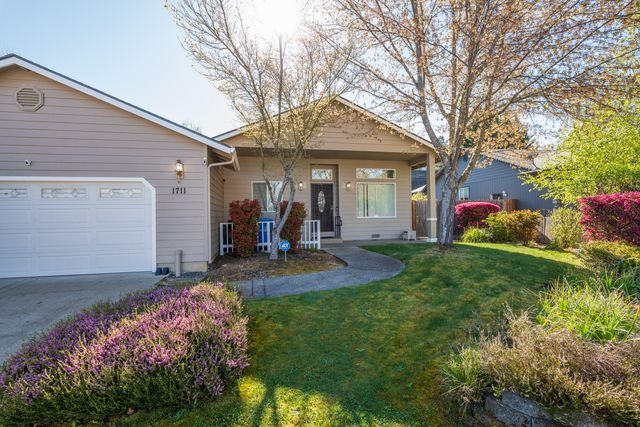 1711 Blue Moon Lane, Grants Pass, OR 97527