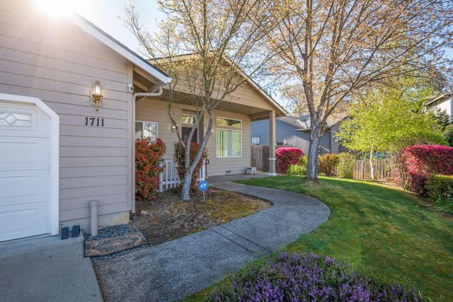 1711 Blue Moon Lane, Grants Pass, OR 97527