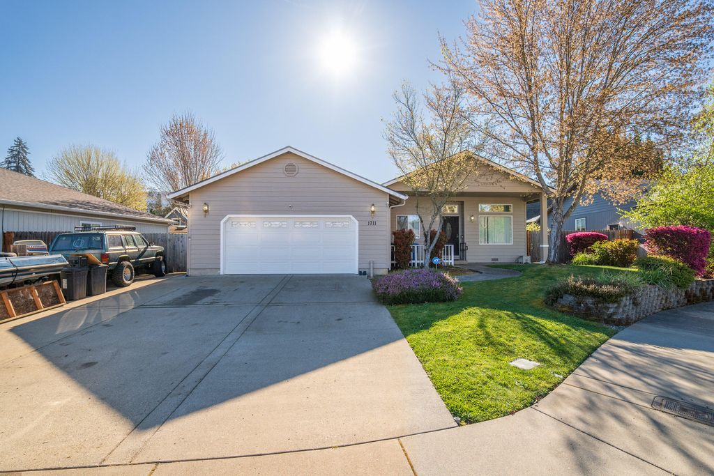 1711 Blue Moon Lane, Grants Pass, OR 97527