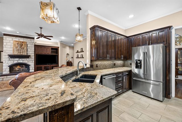 106 Manor Court N, Willow Park, TX 76087