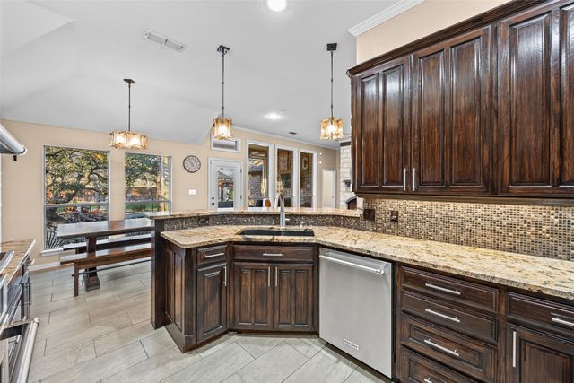 106 Manor Court N, Willow Park, TX 76087