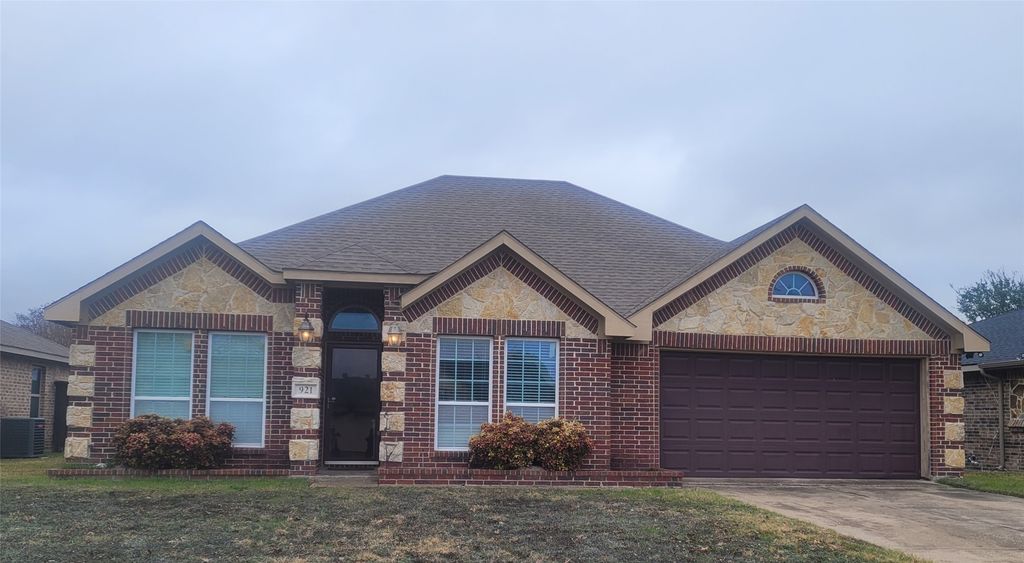 921 Brookhaven Drive, Lancaster, TX 75134