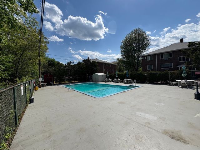1 Albert Dr 8, Woburn, MA 01801