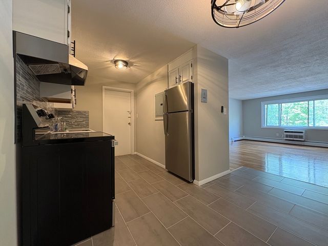 1 Albert Dr 8, Woburn, MA 01801
