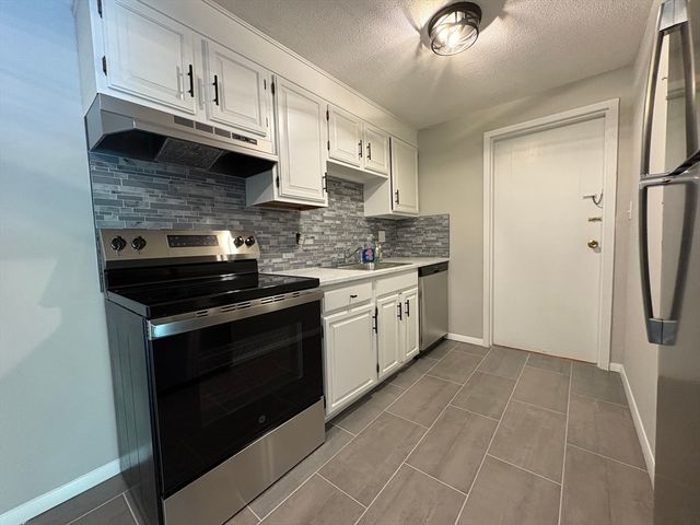 1 Albert Dr 8, Woburn, MA 01801