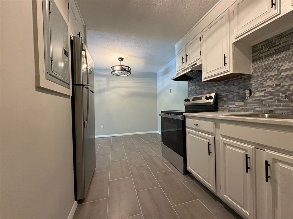 1 Albert Dr 8, Woburn, MA 01801