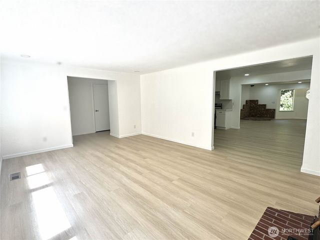 12602 Military Road E, Puyallup, WA 98374