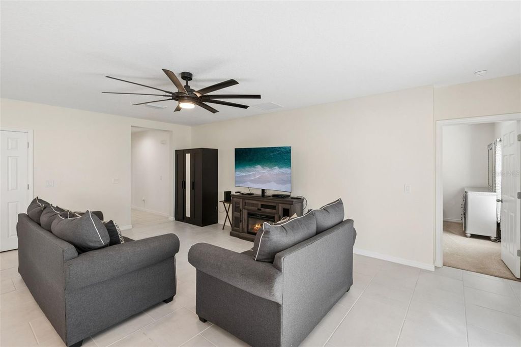 Image 11 of property listing at 687 CAMPO LANE, Davenport, FL 33837