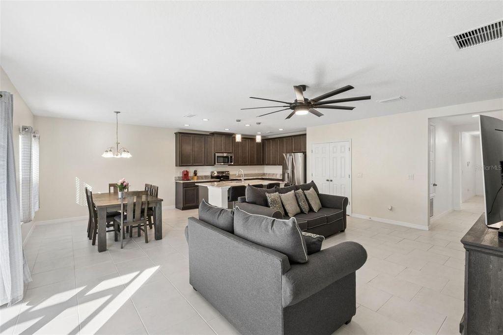 Image 12 of property listing at 687 CAMPO LANE, Davenport, FL 33837