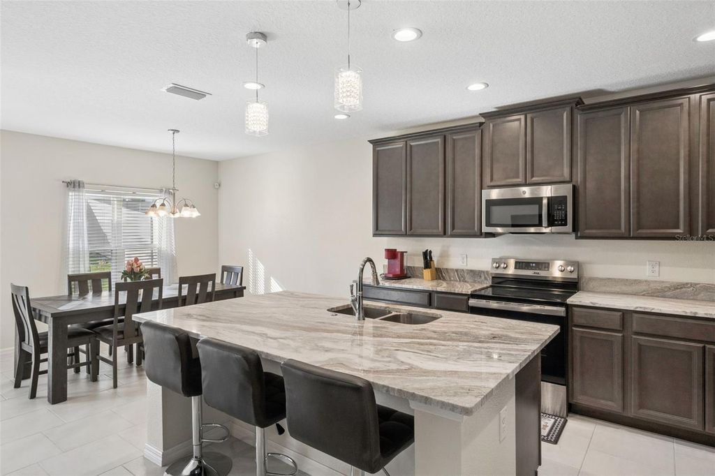 Image 5 of property listing at 687 CAMPO LANE, Davenport, FL 33837