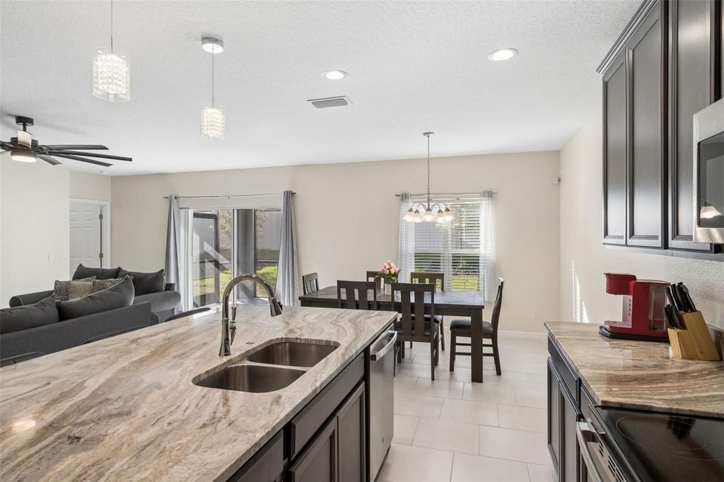 Image 6 of property listing at 687 CAMPO LANE, Davenport, FL 33837