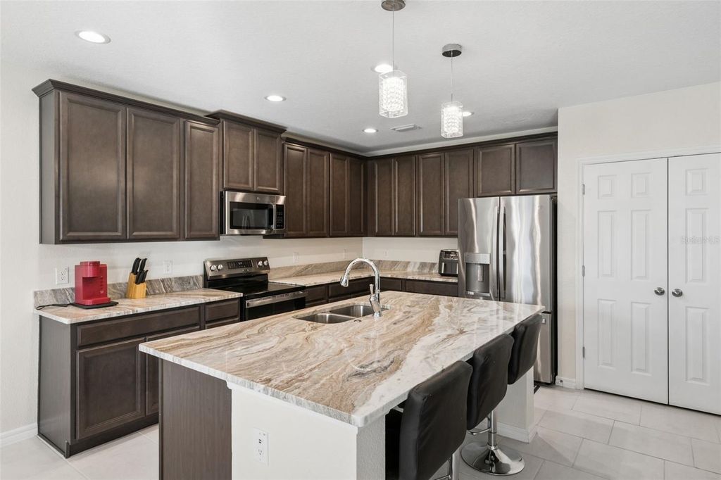 Image 7 of property listing at 687 CAMPO LANE, Davenport, FL 33837