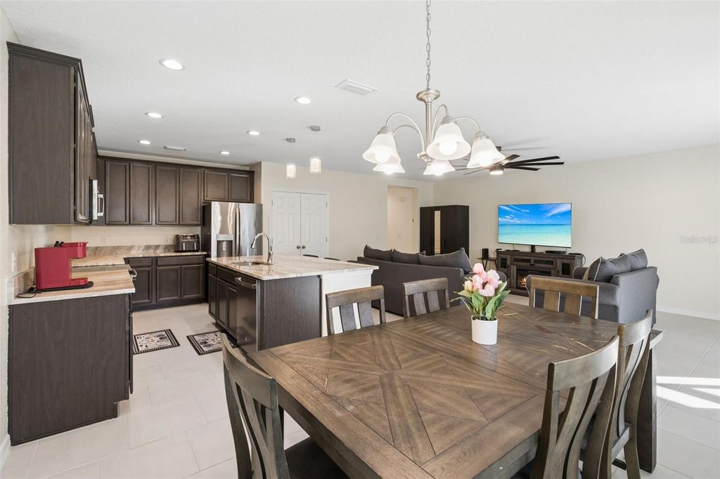 Image 8 of property listing at 687 CAMPO LANE, Davenport, FL 33837