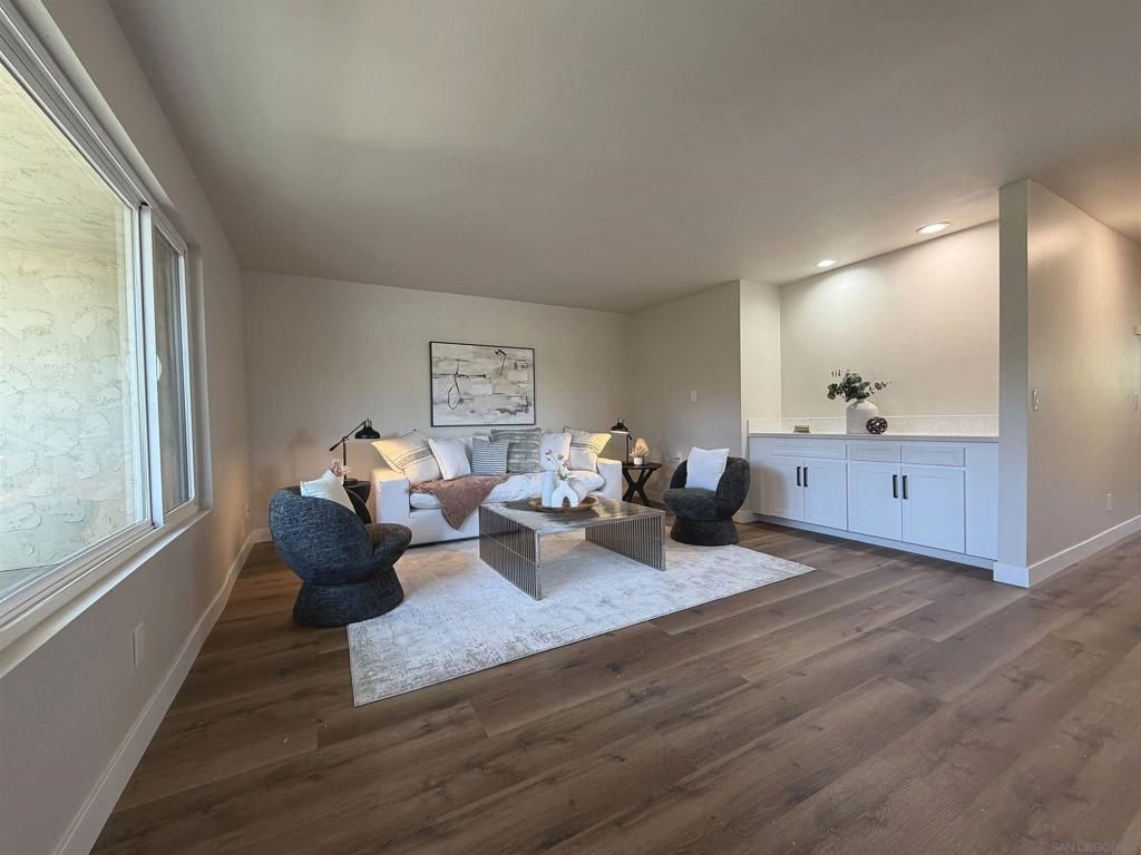 Image 3 of property listing at 4235 Asher 43, San Diego, CA 92110