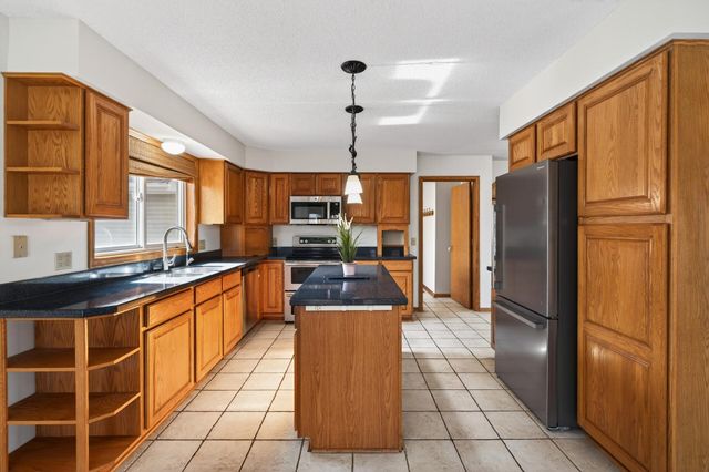 2970 Western Avenue N, Roseville, MN 55113