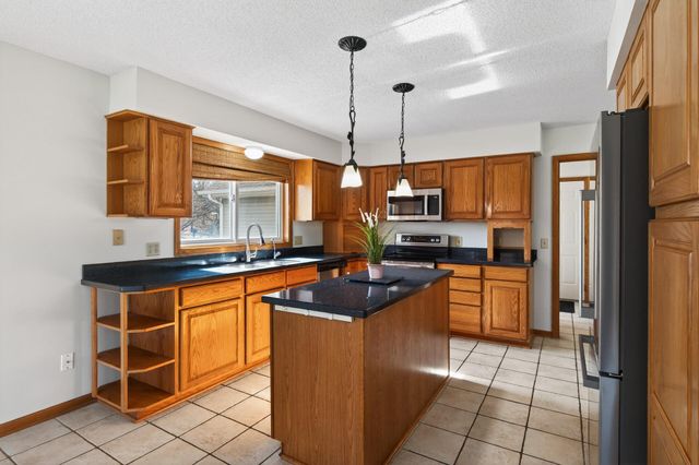 2970 Western Avenue N, Roseville, MN 55113