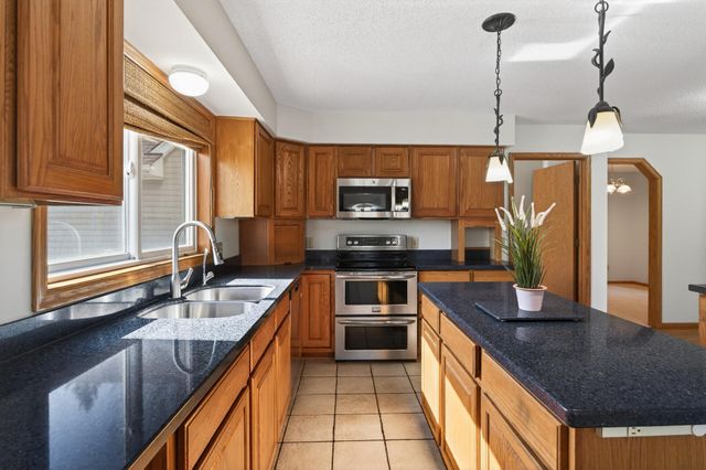 2970 Western Avenue N, Roseville, MN 55113