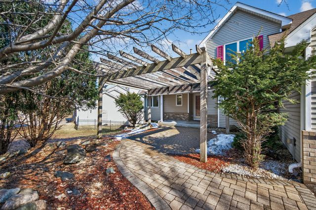 2970 Western Avenue N, Roseville, MN 55113