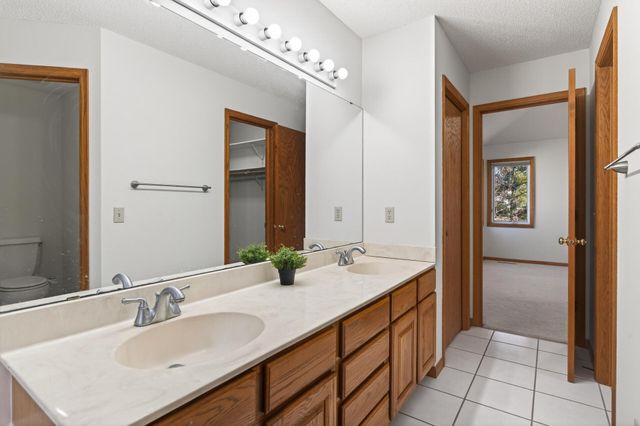 2970 Western Avenue N, Roseville, MN 55113