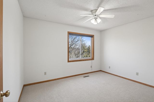 2970 Western Avenue N, Roseville, MN 55113