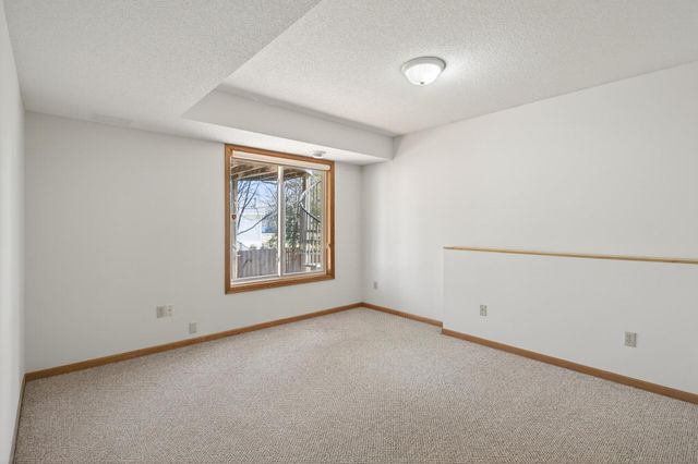 2970 Western Avenue N, Roseville, MN 55113