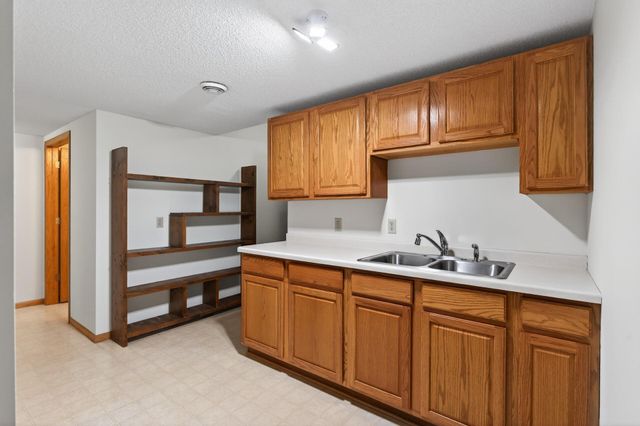 2970 Western Avenue N, Roseville, MN 55113