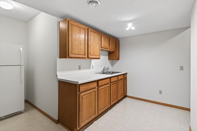 2970 Western Avenue N, Roseville, MN 55113