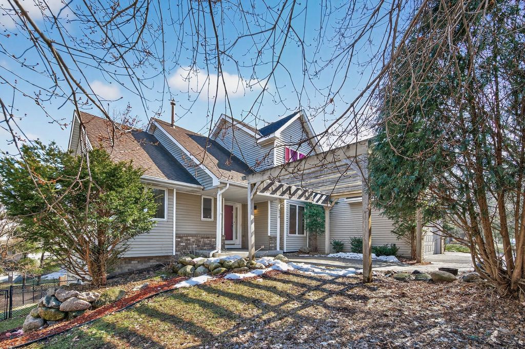 2970 Western Avenue N, Roseville, MN 55113