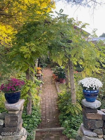 21 Andrews Street, Saratoga Springs, NY 12866