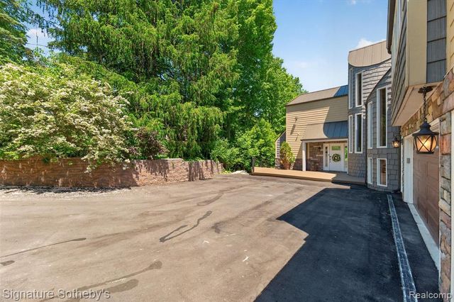 30650 Lahser Road, Beverly Hills, MI 48025